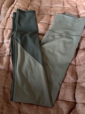 VUORI Colorblock Studio Legging - green Size XS. Reserved for lmmrith